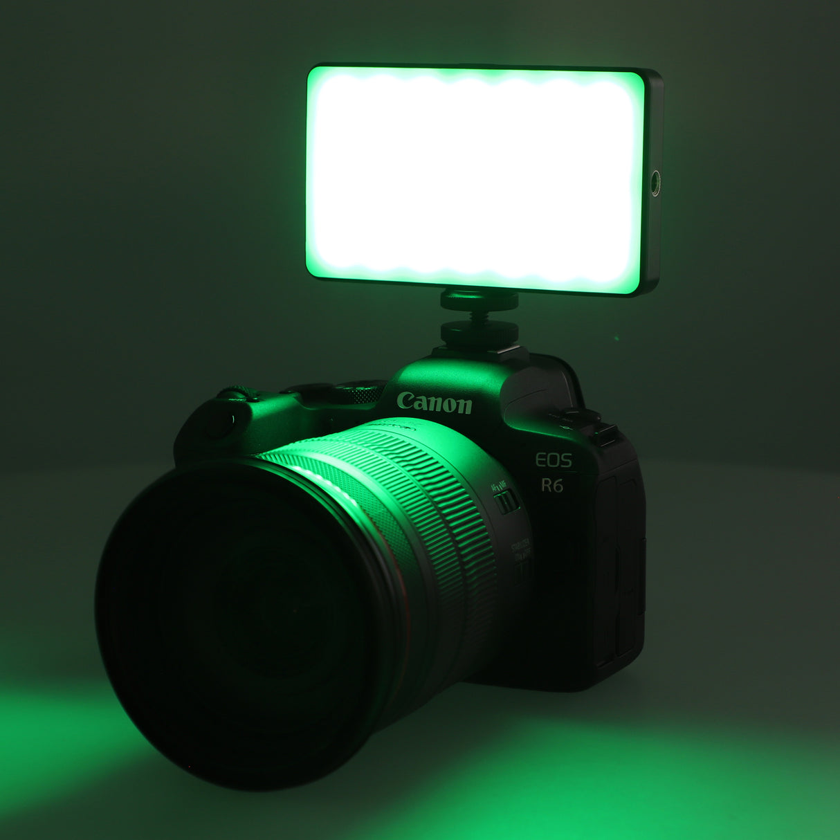 Vielseitige RGB LED Videoleuchte mit 20 Lichteffekten LCD-Display & integriertem Akku